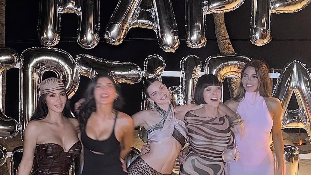 Gaya Pantai Kendall Jenner Rayakan Ulang Tahun ke-30 di Pulau Bersama Saudara Perempuan dan Hailey Bieber