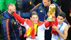 Ikut serta dalam ajang Piala Dunia yang digelar empat tahun sekali tentu menjadi suatu kebanggaan bagi pesepak bola di manapun. Apalagi jika keikutsertaan mereka ternyata lebih dari satu edisi Piala Dunia. Dari seluruh pesepak bola yang masih aktif bermain, tercatat ada 5 pesepak bola yang memegang rekor dengan tampil dalam 4 edisi Piala Dunia. Mau Tahu siapa saja? Yuk disimak uraiannya berikut ini. (AFP/Christophe Simon)