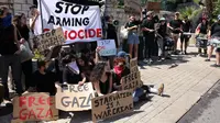 Aktivis sayap kiri Israel saat berunjuk rasa menentang perang yang sedang berlangsung di Gaza, di depan konsulat AS di Yerusalem pada 24 Mei 2024. (AHMAD GHARABLI/AFP)