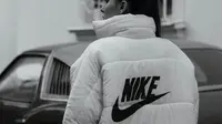 Ilustrasi produk rilisan Nike. (dok. unsplash @mahanmehranii)