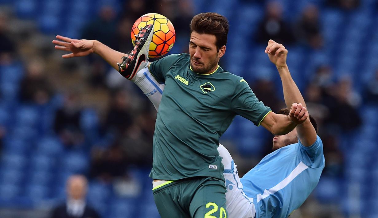 Pemain Palermo, Franco Vazquez (kiri) berebut bola dengan pemain Lazio, Wesley Hoedt (kanan)  pada lanjutan liga Serie A  Italia di Stadion Olimpiade, Roma, MInggu (22/11/2015). (AFP Photo/Gabriel Bouys)