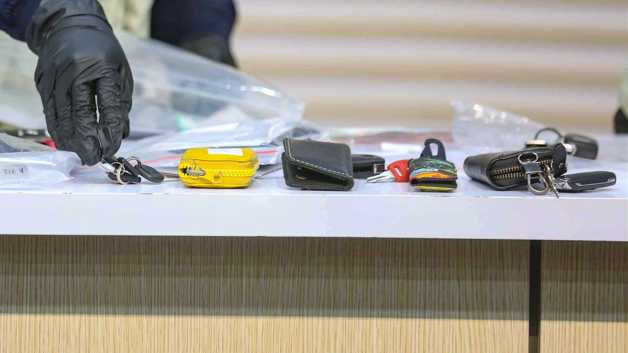 FOTO: KPK Tampilkan Barang Bukti OTT Kasus Dugaan Pemerasan Izin TKA