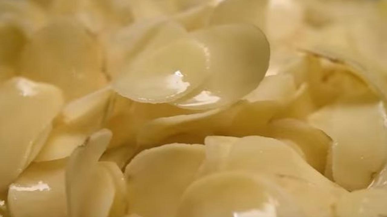 Dari situlah Raka kemudian mulai membangun bisnis produksi keripik kentang dengan brand bernama 'Kentunk'.