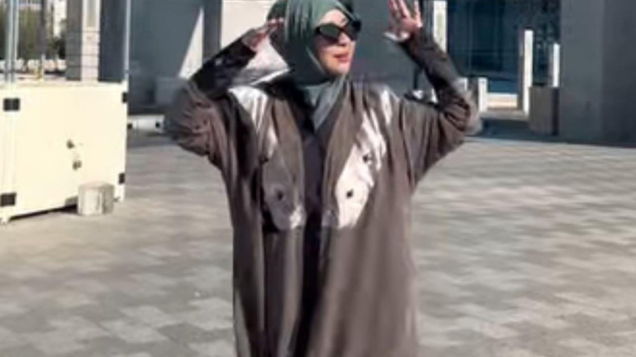 5 Potret Hijrah Modis Chikita Meidy di Tanah Suci, Gaya Busananya Jadi Inspirasi Lebaran 2025