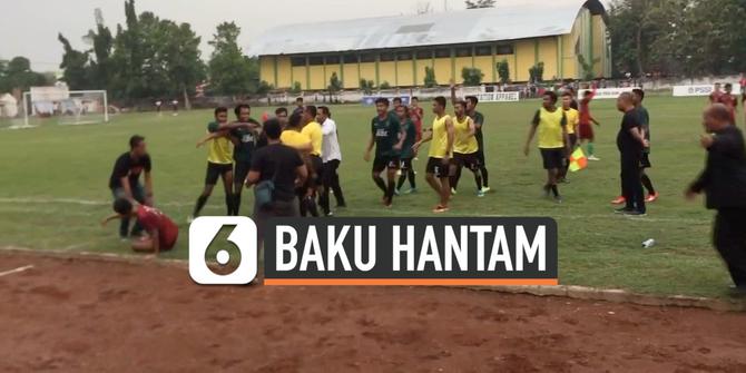 VIDEO: Detik-Detik Pemain Bola Baku Hantam di Lapangan