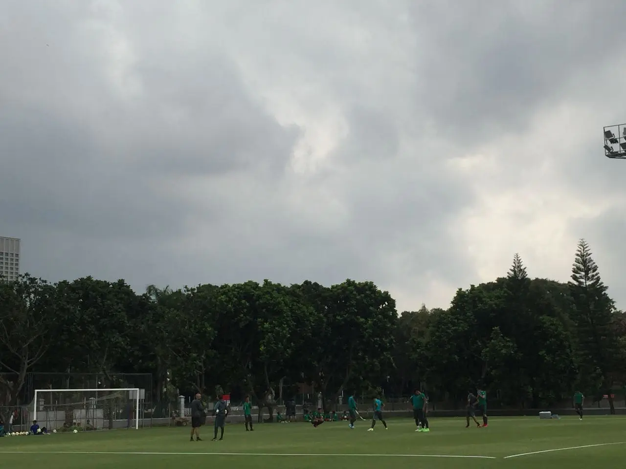Timnas Indonesia menggelar latihan di Lapangan A kawasan Stadion Utama Gelora Bung Karno (SUGBK), Jakarta, Senin (15/1/2018). (Liputan6.com/Muhammad Adi Yaksa)