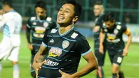 Selebrasi Samsul Arif untuk istri tercinta (Bola.com/Kevin Setiawan)