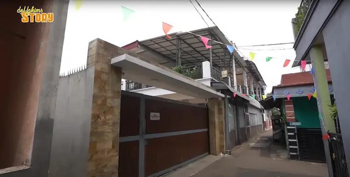 6 Potret Teras Sederhana Rumah Ayu Ting Ting, Dilengkapi Pintu dengan Lapisan Teralis Besi Hitam