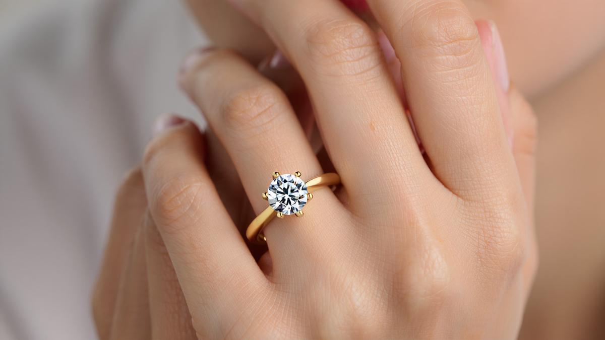 7 Model Cincin Berlian Emas Kuning, Bikin Penampilan Cantik Elegan di 2025