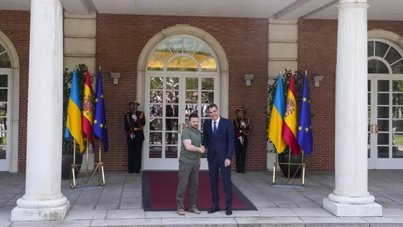 Presiden Ukraina Volodymyr Zelenskyy dan Perdana Menteri Spanyol Pedro Sanchez saat keduanya bertemu di Madrid pada Senin (27/5/2024).
