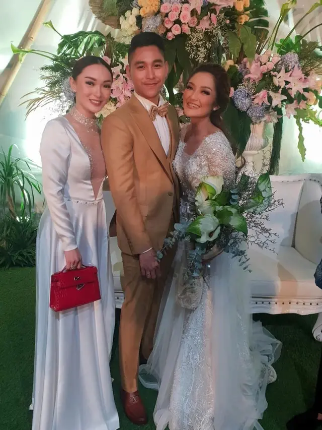 Resepsi pernikahan Siti Badriah dan Krisjiana