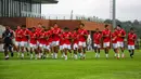 Para pemain Timnas Indonesia melakukan pemanasan dalam sesi latihan di Bali United Training Center, Bali menjelang laga Ronde 3 Kualifikasi Piala Dunia 2026 melawan China pada Selasa sore (23/05/2025). (Bola.com/Alit Binawan)