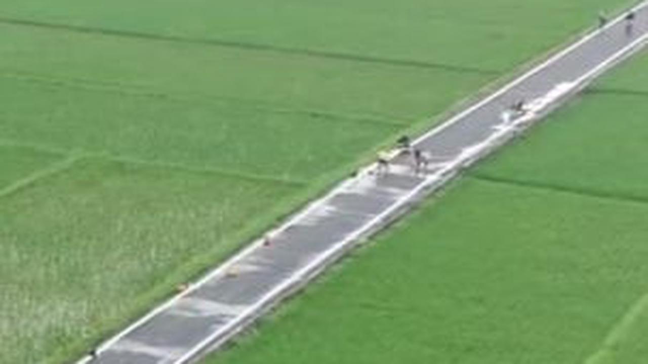 "Jalan di Kampung Pakuan, Desa Sukasari, jalanya ini dipel, biar bersih terus biar&nbsp;kelihatannya kinclong," kata Solihin.&nbsp;