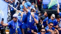 Pemain Persib Bandung, Beckham Putra, menyapa warga saat pawai juara di Bandung, Minggu (25/5/2025). (Bola.com/M Iqbal Ichsan)