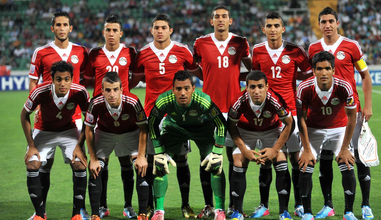 Para pemain starter Mesir berfoto sebelum dimulainya laga menghadapi Inggris dalam laga fase grup Piala Dunia U-20 2013 di Bursa Ataturk Stadium, Turki (29/6/2013). Kesuksesan Mesir di ajang Piala Dunia U-20 ditandai dengan keberhasilan mereka menempati peringkat ketiga pada edisi 2001 di Argentina setelah mengalahkan Paraguay 1-0 dalam laga perebutan tempat ketiga. (AFP/Fabian Gredillas)