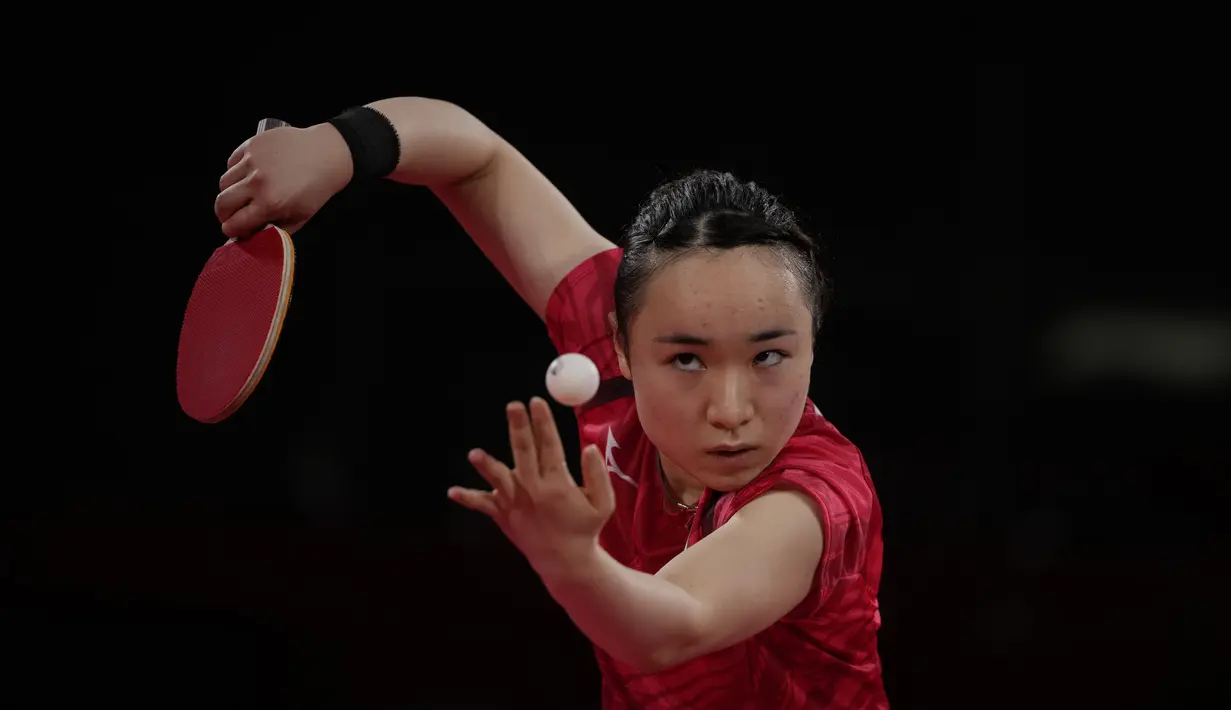 Atlet Jepang Mima Ito melakukan servis saat bertanding melawan Jeon Ji-hee dari Korea Selatan dalam pertandingan perempat final tunggal putri tenis meja di Olimpiade Musim Panas 2020 di Tokyo, Rabu (28/7/2021). (AP Photo/Kin Cheung)