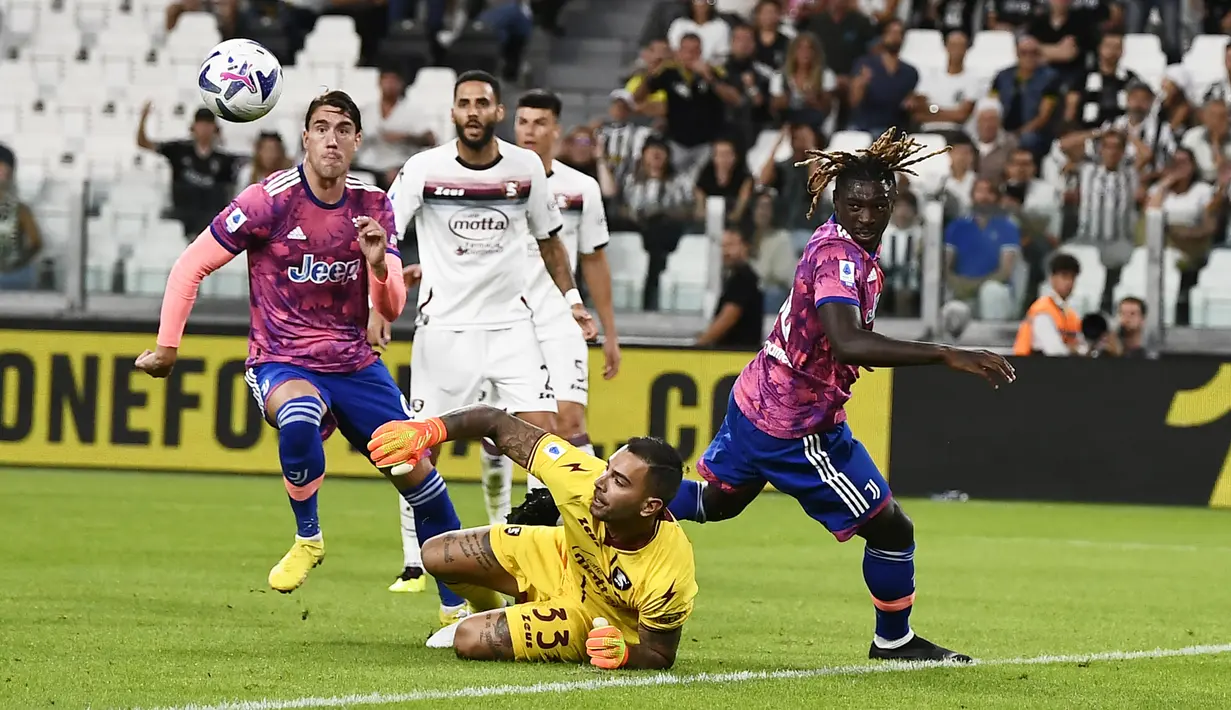 Juventus sebenarnya amat mendominasi permainan di awal babak pertama. Beberapa peluang diperoleh, di antaranya melalui Moise Kean yang gagal memanfaatkan bola rebound hasil tendangan Fabio Miretti pada menit ke-8. (LaPresse via AP/Fabio Ferrari)