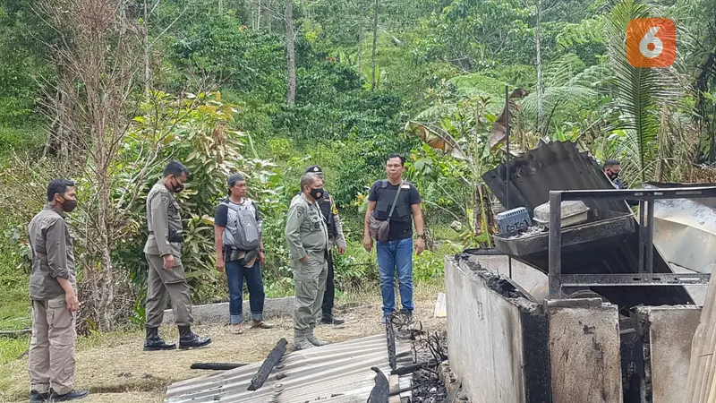 Kapolda Sulteng, Irjen Pol. Abdul Rakhman Baso, saat meninjau lokasi penyerangan kelompok yang diduga MIT di Dusun Lewono, Desa Lembantongoa