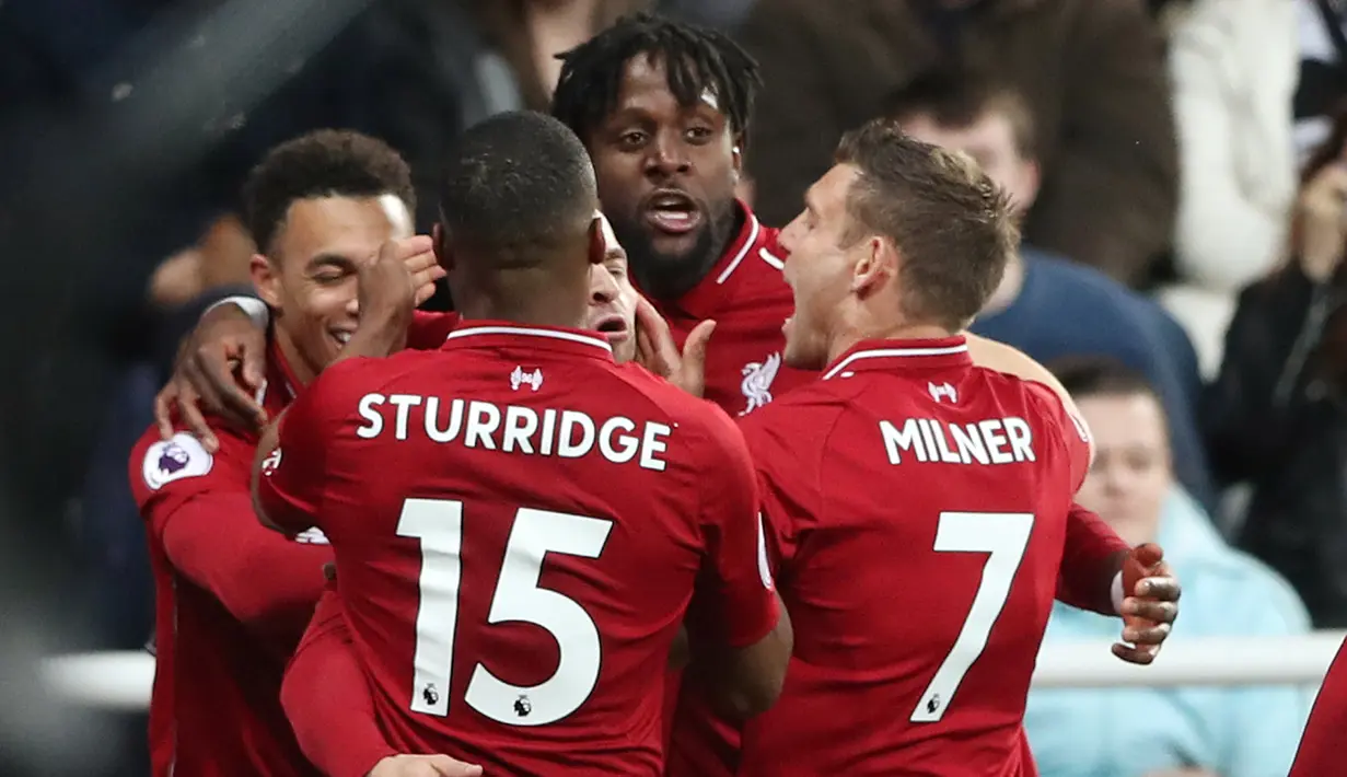 Striker Liverpool Divock Origi (kedua kanan) berselebrasi dengan rekan-rekannya usai mencetak gol ke gawang Newcastle United pada pertandingan lanjutan Liga Inggris di St James 'Park (4/5/2019). Gol Origi menjadi penentu kemenangan Liverpool atas Newcastle dengan skor 3-2. (Reuters/Scott Heppell)