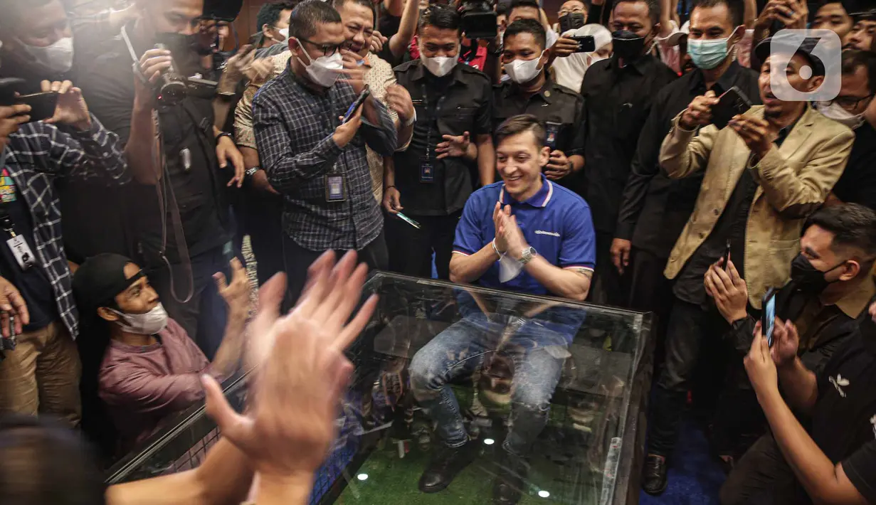Mantan pemain Arsenal, Mesut Ozil saat konferensi pers di kantor Kementerian dan Pariwisata dan Ekonomi Kreatif (Kemenparekraf), Jakarta, Rabu (25/5/2022). Dalam kunjungan ke Indonesia ini, ada beberapa agenda yang bakal Mesut Ozil lakukan, salah satunya mengunjungi pabrik Concave Indonesia di Cikupa, Tangerang, Banten. (Liputan6.com/Faizal Fanani)