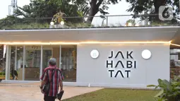 Galeri Jakhabitat yang masih berada di kawasan Taman Literasi Martha Christina Tiahahu di kawasan Blok M, Jakarta Selatan, Senin (19/9/2022). Jakhabitat merupakan galeri huni yang berfungsi sebagai Pusat Integrasi Pemasaran Aset atau Properti Jakhabitat seperti Hunian DP Nol Rupiah bagi Masyarakat Berpenghasilan Rendah (MBR), Hunian Terjangkau TOD (Kawasan Berorientasi Transit), Rusunawa, dan Permukiman lainnya. (Liputan6.com/Magang/Aida Nuralifa)