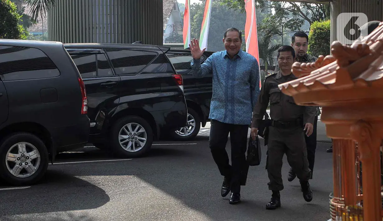 M Lutfi tiba sekitar pukul 08.53 WIB. Dia tiba mengenakan pakaian bercorak batik berwarna biru. Terlihat pula dirinya yang membawa tas berwarna hitam. (Liputan6.com/Faizal Fanani)