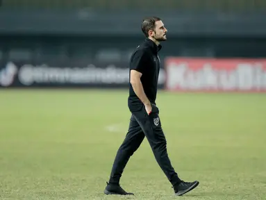 Pelatih Timnas Thailand U-19, Salvador Valero Garcia, menjadi salah satu sosok yang begitu terpukul usai anak asuhnya tumbang 0-2 dari Timnas Laos U-19 di semifinal Piala AFF U-19 2022. (Bola.com/M iqbal Ichsan)