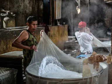 Pekerja beraktivitas di industri pembuatan tahu di Duren Tiga, Jakarta, Senin (3/8/2020). Pemerintah kembali meluncurkan program baru untuk membantu UMKM dalam melewati masa pandemi Covid-19, yaitu bantuan uang tunai dan kredit bunga rendah yang akan saling terintegrasi. (Liputan6.com/Faizal Fanani)