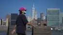 Pejalan kaki berjalan dengan latar belakang gedung pencakar langit Manhattan di New York, Amerika Serikat, Minggu (9/8/2020). Menurut Center for Systems Science and Engineering di Universitas Johns Hopkins kasus COVID-19 di Amerika Serikat melampaui angka 5 juta pada Minggu (9/8). (Xinhua/Wang Ying)