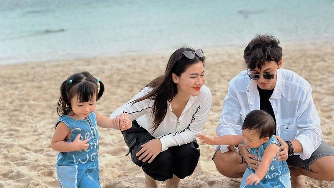 Menemani Bermain Anak di Pantai