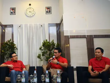 Ketua Umum PB PRSI, Sandiaga S Uno (kedua kanan) memberikan keterangan jelang KRAPSI di Jakarta, Kamis (17/12/2015). 1000 perenang muda akan bertarung memperebutkan Piala Presiden. (Liputan6.com/Helmi Fithriansyah)