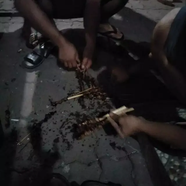 6 Momen Apes ketika Bakar Sate Daging Kurban Ini Bikin Senyum Tipis