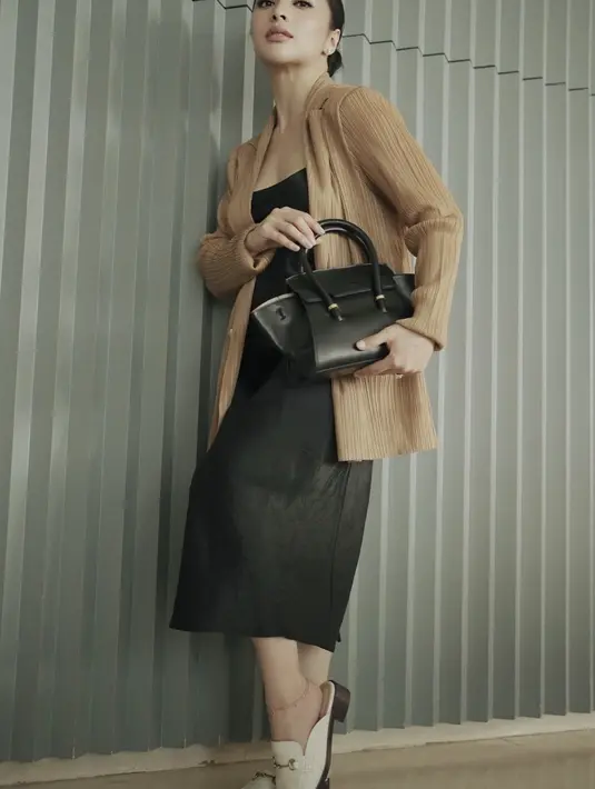 Gaya fashionnya juga terlihat begitu memukau saat Nikita Willy memadukan dress hitam sederhana dengan outer pleats. Gaya ini semakin hadirkan personal style yang begitu nyaman. [Foto: Instagram/ Nikita Willy]