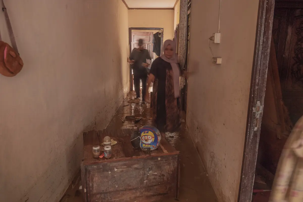 Warga meratapi isi rumah porak poranda akibat banjir bandang di Padang