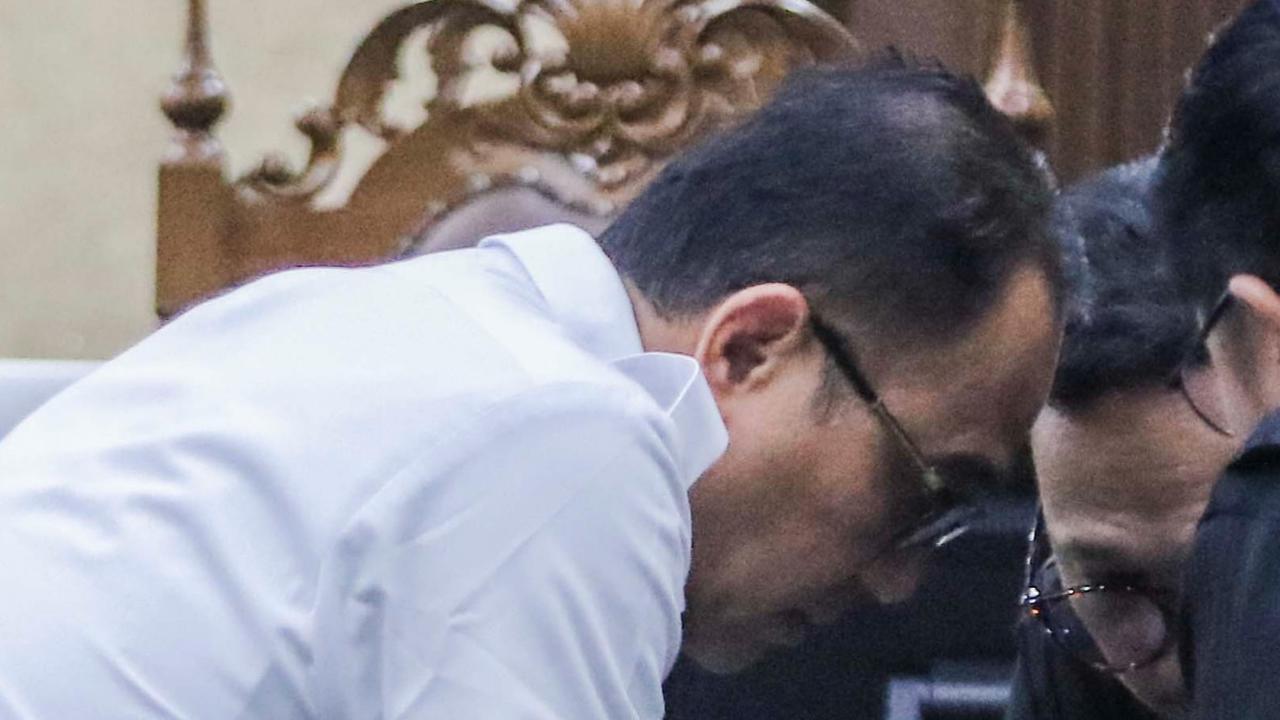 FOTO: Reaksi Wajah Rafael Alun Trisambodo yang Tertunduk Lesu Usai Divonis Hakim 14 Tahun Penjara
