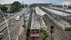 Rangkaian kereta listrik Commuter Line atau KRL saat melintas di Stasiun Jatinegara, Jakarta, Senin (2/1/2023). Pemerintah pusat melalui Kementerian Perhubungan (Kemenhub) berencana untuk menerapkan subsidi silang dalam tarif KRL Jabodetabek. Wacana ini dituturkan oleh Menhub Budi Karya Sumadi yang mengatakan tarif KRL akan disesuaikan supaya subsidi lebih tepat sasaran. (merdeka.com/Iqbal S Nugroho)