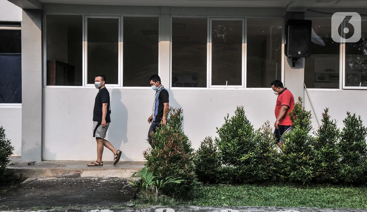 Pasien COVID-19 berjalan saat menjalani isolasi di Kantor Unit Pelayanan Angkutan Sekolah Dinas Perhubungan DKI Jakarta, Selasa (6/7/2021). Ruang karantina di Kantor UPAS mampu menampung hingga 50 orang. (merdeka.com/Iqbal S. Nugroho)