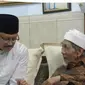 Ketua PBNU Saifullah Yusuf (Gus Ipul) saat bersama Ulama besar Kiai Maimun Zubair atau Mbah Moen (Foto:Liputan6.com/Dian Kurniawan)