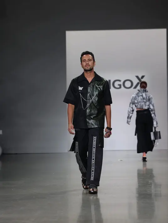 <p>Raffi Ahmad tak kalah memesona dari mdel-model profesional lainnya. (Foto: Instagram/ erigostore)</p>