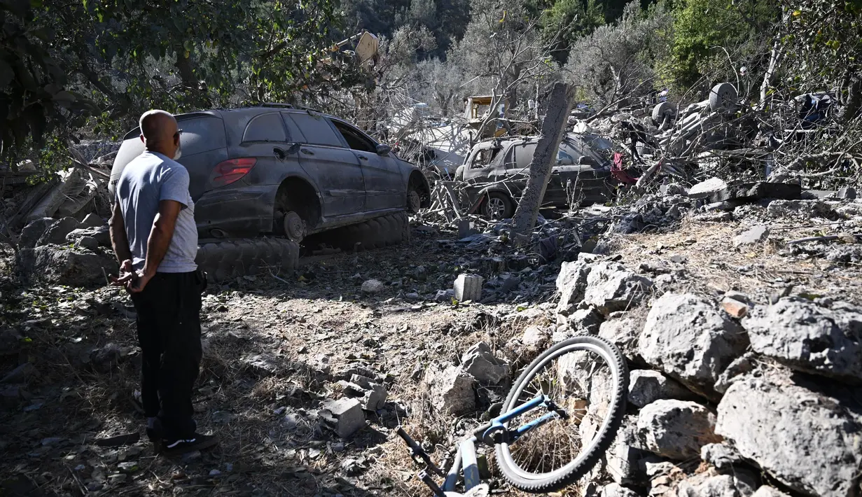 Serangan Israel itu terjadi sehari setelah drone Hizbullah menghantam sebuah pangkalan militer di Israel utara yang menewaskan empat tentara dan melukai tujuh lainnya. (JOSEPH EID/AFP)