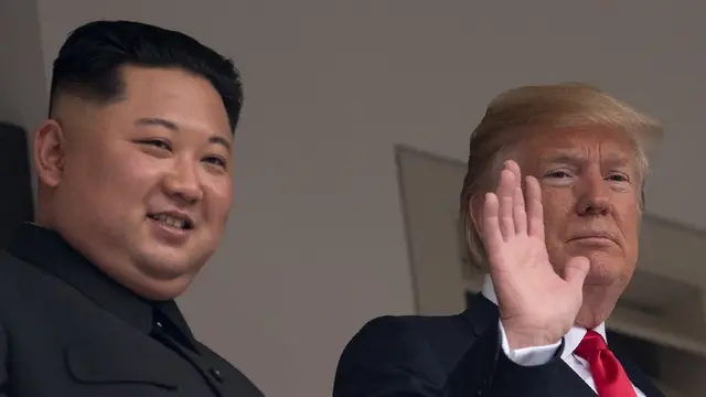 Lambaian Tangan Donald Trump dan Kim Jong-un dari Balkon Hotel Capella