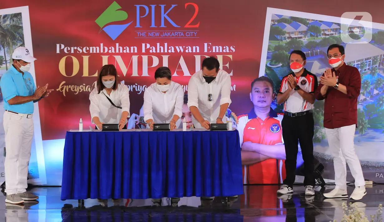 Selain peraih mendali emas Olimpiade Tokyo 2020 Greysia Polii dan Apriyani Rahayu, pelatih Eng Hian mendapat satu unit rumah dua lantai di Cluster California PIK2 berukuran 4,5x10 m senilai Rp1,3 miliar. (Liputan6.com/HO/Bon)
