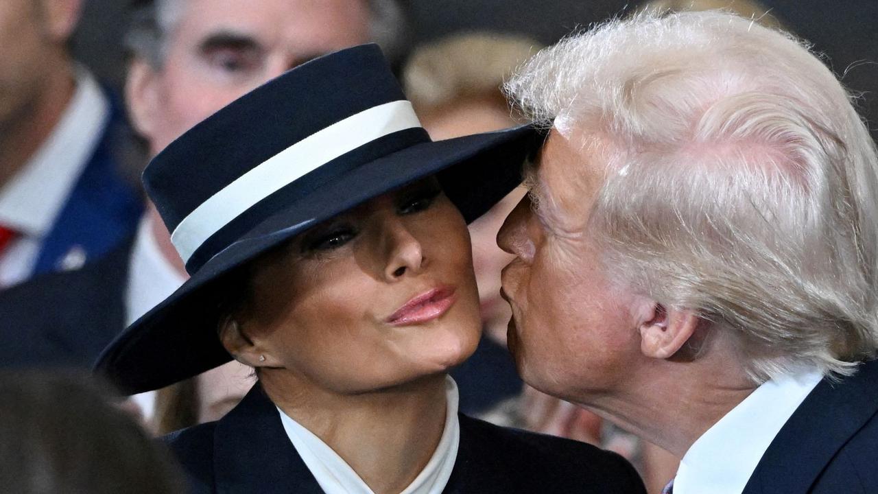 FOTO: Gagal Romantis, Ini Momen Donald Trump Mau Cium Istri tapi Terhalang Topi saat Pelantikan