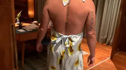 Adik desainer Oscar Lawalata tersebut tampil pede saat memakai jumpsuit dengan bagian dada dan punggung terbuka. (FOTO: instagram.com/lawalata13/)
