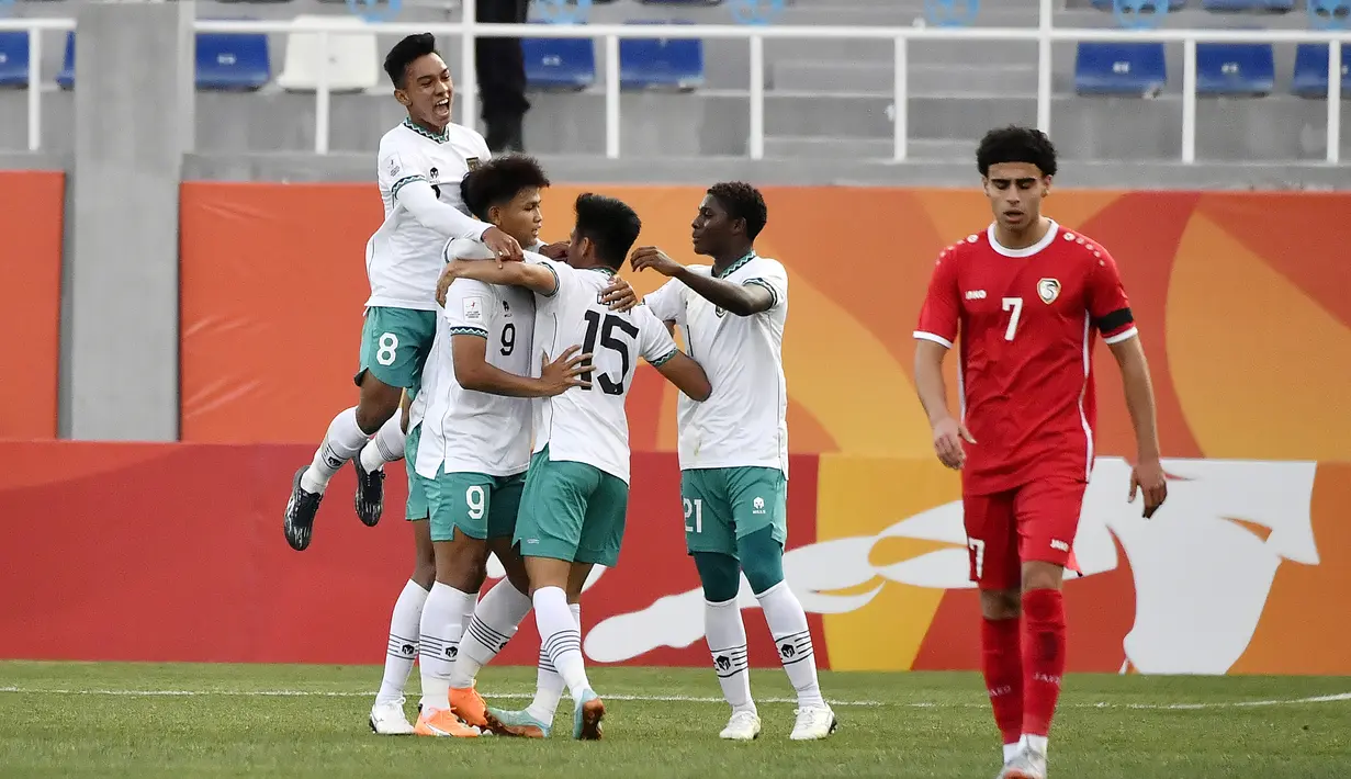 <p>Para pemain Timnas Indonesia U-20 merayakan gol ke gawang Suriah U-20 yang dicetak Hokky Caraka pada laga matchday kedua Grup A Piala Asia U-20 2023 di Lokomotiv Stadium, Tashkent, Uzbekistan, Sabtu (4/3/2023). (AFC/Pranit Katwal)</p>