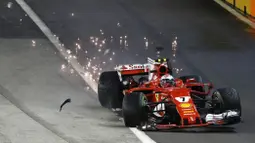 Mobil pebalap Ferrari, Kimi Raikkonen yang rusak akibat kecelakaan dengan pebalap Red Bull, Max Verstappen pada balapan F1 GP Singapura di Marina Bay City Circuit (17/9/2017). Duo pebalap Ferrari gagal melanjutkan balapan. (AP/Yong Teck Lim)