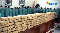Sebanyak 300 kg ganja senilai Rp 600 juta rupiah disita dari dua tersangka bandar ganja. Polisi juga menangkap puluhan tersangka pengedar ganja di Bekasi, Jabar.