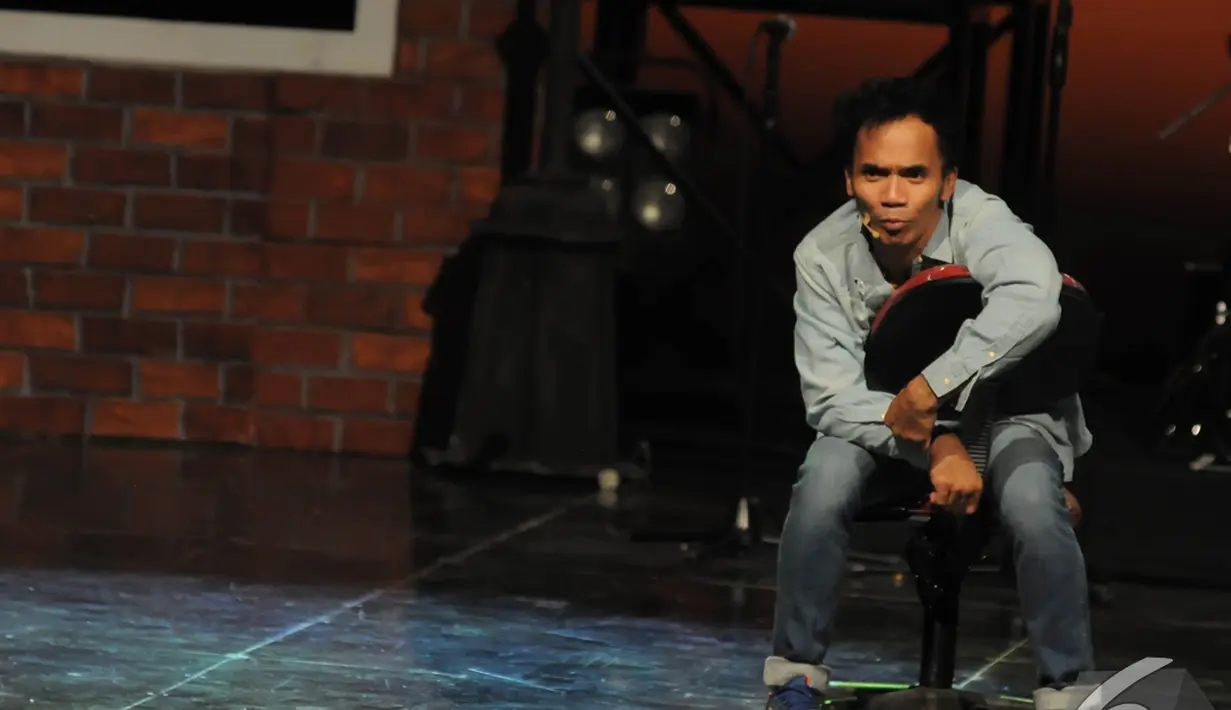 Gaya Kaka Slank saat mendengarkan pertanyaan wartawan usai beraksi di konser bertajuk "Jakarta Pagi Ini & Slank Musikal", Jakarta, Kamis (18/12/2014). (Liputan6.com/Herman Zakharia)
