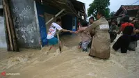 Korban Banjir Indramayu Terisolir, Warga Krisis Sembako