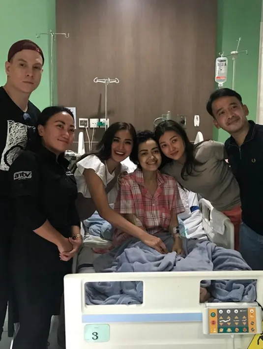 Perempuan yang biasa disapa Mia itu belum mau bicara banyak terkait penyakit kakaknya, lantaran belum menerima hasil pemeriksaan CTscan. (dok. Instagram)